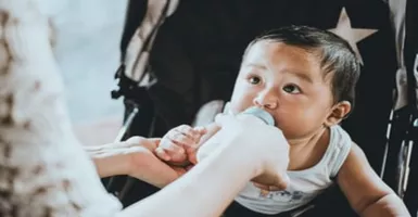 Saatnya Berikan Bayi Air Putih, Kapan Waktu yang Paling Tepat?