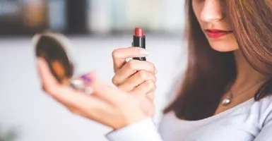 3 Tips Ampuh Supaya Lipstik Tak Mudah Luntur 