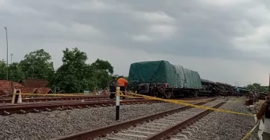 Kereta Barang Muatan Semen Anjlok di Stasiun Doplang Blora