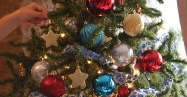 Jangan Asal-asalan! Menghias Pohon Natal Ada Tahapannya Lho