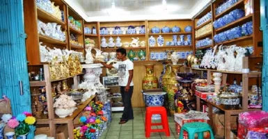 Berburu Keramik Unik di Pasar Sitimang