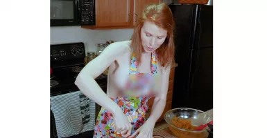 Youtuber ini Bikin Masakan Tanpa Pakai Baju, Awas Dada Berdesir