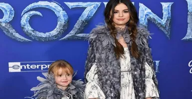 Imutnya Selena Gomez Pakai Kostum Ice Princess Nonton Frozen 2