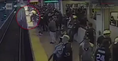Petugas Selamatkan Pria dari Rel Sesaat Sebelum Kereta melintas