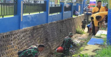 Prajurit TNI Masuk ke Selokan Bikin Terharu, Ternyata...