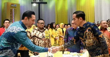 AHY Salaman dengan Jokowi, Tatapannya Tajam, Senyumnya Irit