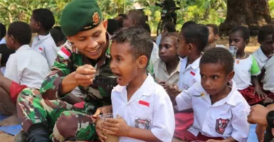 Hari Anak Sedunia: Anggota TNI Basuh Tangan dan Suapi Siswa SD