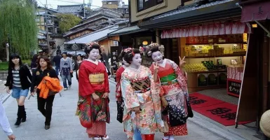 Sembarangan Foto Bersama Geisha di Kyoto, Kena Denda Rp 1,3 Juta