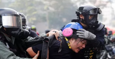 Polisi Hong Kong Kepung Mahasiswa yang Berdemo di Kampus