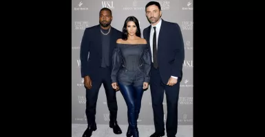 Tampilan Seksi Kim Kardashian Saat Kenakan Denim Brand Supemewah