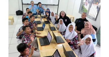 Lenovo Bagi-bagi Laptop Buat Siswa dan Guru Sekolah Rakyat Ancol
