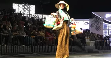 Desainer Busana Vivi Zubedi Tampilkan Tas Purun Kalimantan