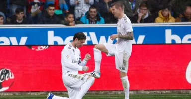 Alaves vs Real Madrid 1-2: Sergio Ramos Ngelap Sepatu Toni Kroos