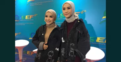 Zaskia Mecca Tampilkan Motif Gambar Karya Anak di Busana Muslim