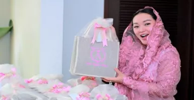 Menggemaskan! Nuansa Pink di Acara Akikah Anak Zaskia Gotik