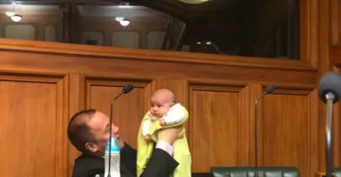 Anggota Dewan di Selandia Baru Membawa Bayi Saat Sidang Parlemen