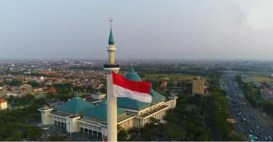 Masjid Terbesar di Surabaya Kibarkan Bendera Seberat 45 Kilogram