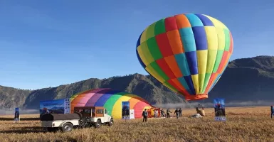 Menikmati Sensasi Terbang dengan Balon Udara di Gunung Bromo