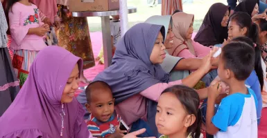 Manfaat Sentuhan Ibu Bagi Anak Sebagai Terapi Korban Gempa Lombok