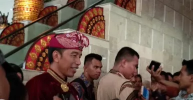 Ini Alasan Jokowi Bela-Belain Pakai Baju Adat Bali di Kongres