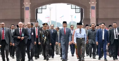 Kompak Berpeci, Presiden Jokowi - PM Mahathir Salat Jumat Bersama
