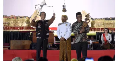 Jelang HUT ke 74 RI, Jokowi Wayangan Bareng Warga di Istana