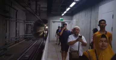 Berhenti di Bawah Tanah Sebab Mati Lampu, Penumpang MRT Sibuk Doa