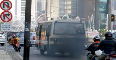 Priiit! Bus Tua Bakal Dikandangi Melintas di Jalan Raya
