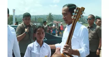 Siswi Ini Bersikeras Tembus Paspampres Demi Kasih Gitar ke Jokowi