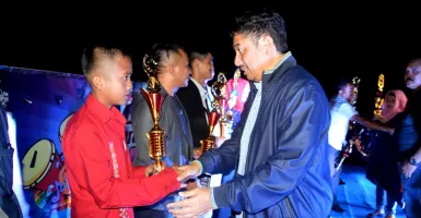 Arkam dan Nurlia Pemenang Lomba Dangdut di Atas Danau Perintis