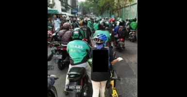 Ngeluh Macet? Emak-Emak Ini 'Menamparmu' Lewat Tulisan di Kaosnya