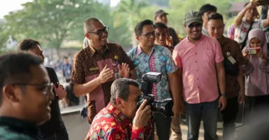 Resmikan Pameran Fotografi, Gubernur Riau Diminta Menjepret