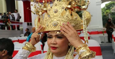 Dandan 3,5 Jam, Istri Menhan Menang Lomba Busana Adat di Istana