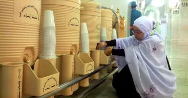 Cegah Dehidrasi, Jemaah Haji Kompak Minum Air Zam-Zam di Arafah