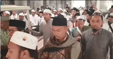 Habib Rizieq di Ma’la, dari Salah Jenazah Hingga Serobot Baca Doa