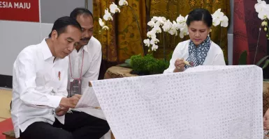 Awali Agustusan, Jokowi dan Ibu Iriana Membatik di Peron MRT