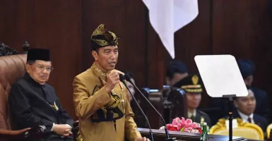 Gunakan Busana Sasak, Jokowi Jadi Rebutan Selfie Anggota Dewan