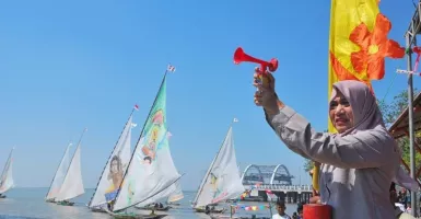 Festival Perahu Layar Pikat Wisatawan di Kota Pahlawan