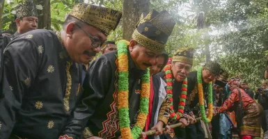 Maelo Jalur, Ritual menyeret Batang Kayu di Kuansing, Riau