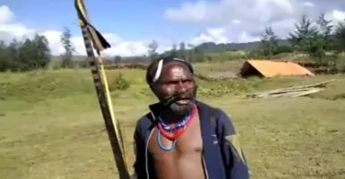 Kepala Suku Ilaga di Puncak Papua Nyanyikan Lagu Perjuangan