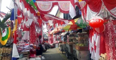 Mengais Rezeki Penjual Atribut 17 Agustus di Pasar Jatinegara