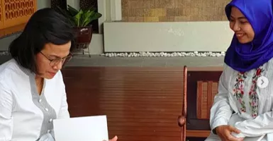Sri Mulyani Wawancara Mahasiswi Viral yang Wisuda Naik Becak