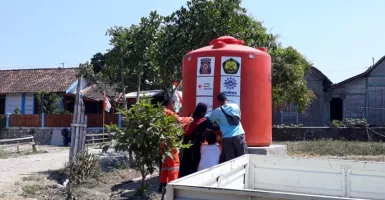 Relawan Cepu Blora Dirikan Tandon Air di Lokasi Kekeringan