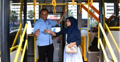 TransJakarta Bakal Gunakan Alat Pembayaran Tap On Bus