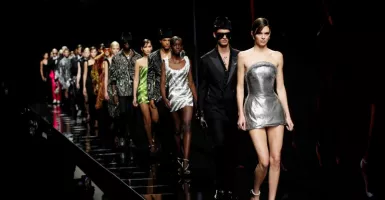 Di Pekan Mode Milan, Versace Usung Konsep Kesetaraan Gender