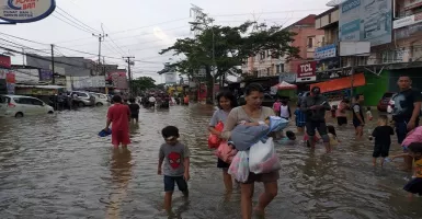 Ciledug Masih Banjir 1 Meter, Akses ke Jakarta Terputus 