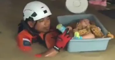 Alhamdulillah, Bayi 8 Bulan Selamat dari Kepungan Banjir Bekasi