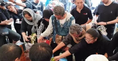 Mendung, Mengiringi Pemakaman Ade Irawan di TPU Tanah Kusir