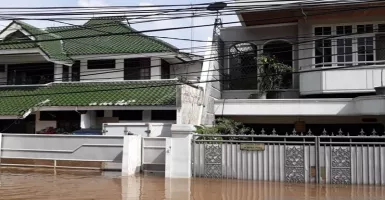 Rumah Mewah di Green Garden Masih Terendam Banjir 1,5 Meter