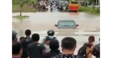 Viral, Mobil Angkot Terobos Banjir